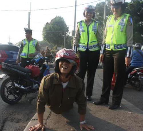 Sanksi Bagi Pengendara Nakal, Bawa Tulisan Bikin Malu