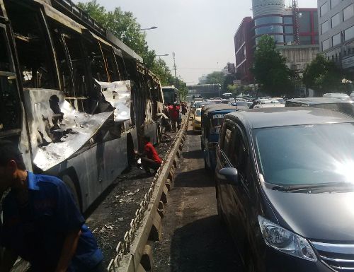 TransJakarta Terbakar, Polisi Duduk di Motor