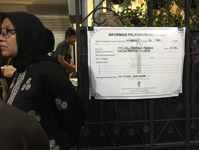 Tiba di Rumah Duka, Jenazah Mike Disambut Isak Tangis