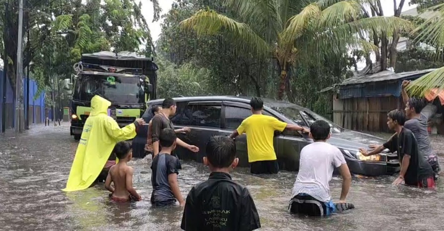 Mobil Terperosok Saat Menerobos Banjir di Sunter