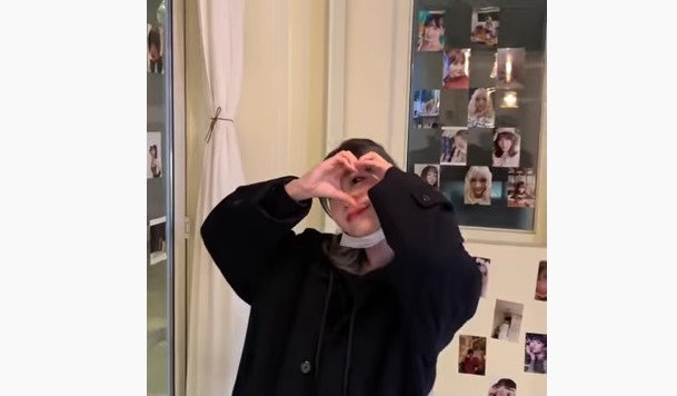 Momo TWICE menyanyikan (cover) lagu The First Time In The First Place dari Lee Bo Ram. Foto: Youtube TWICE