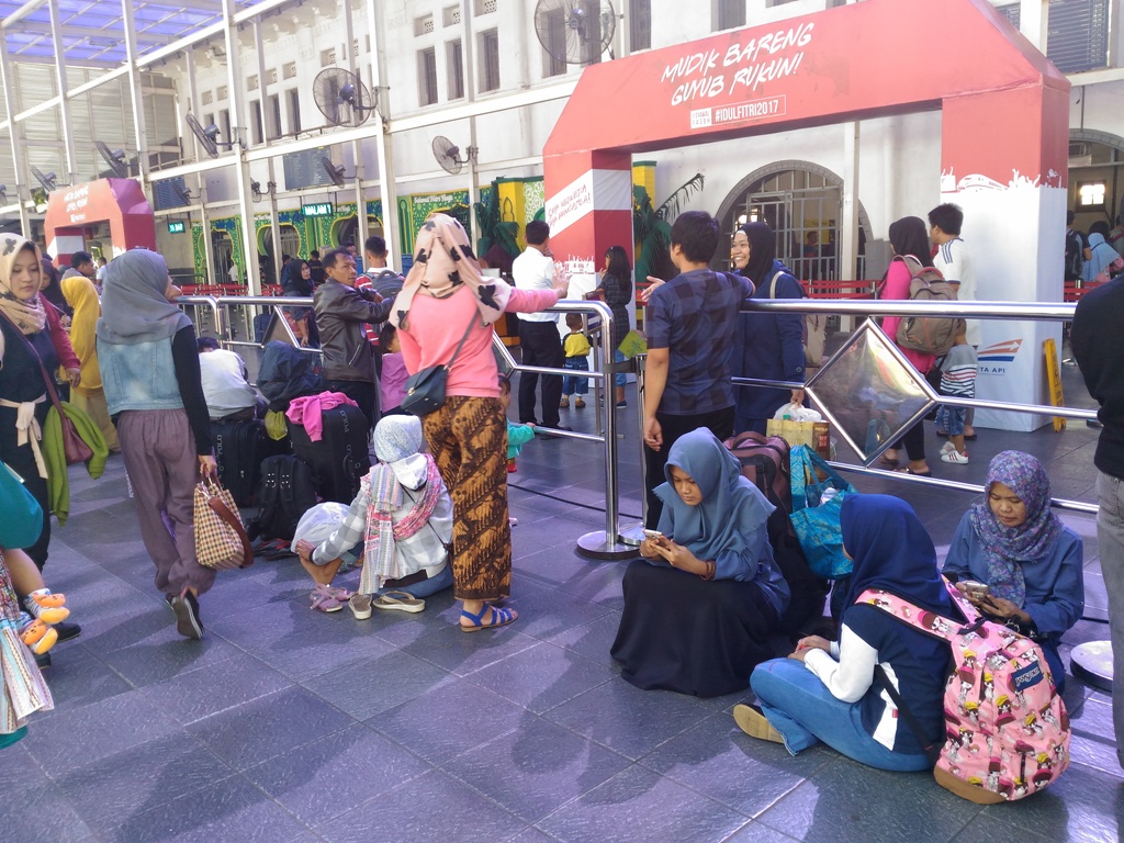 Antrean Mulai Mengular di Stasiun Senen