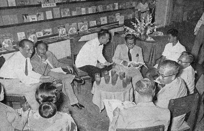 Mohammad Yamin bersama teman-temannya. Sumber: Wikipedia