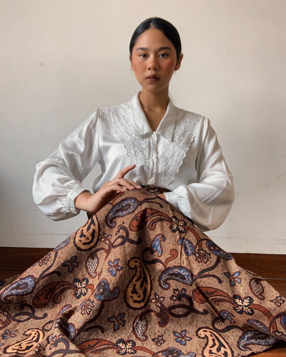 Pesona Artis Indonesia Memakai Batik di Berbagai Kesempatan