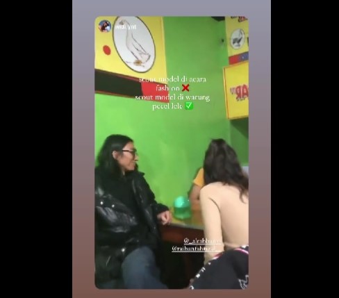 Momen ketika Nafa Salvana ditawari menjadi model internasional di warung pecel lele. Twitter @raihanfahrizal