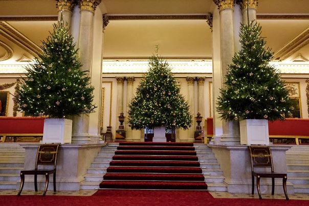 Intip Dekorasi Natal White House & Buckingham Palace