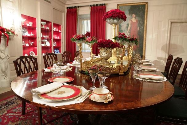 Intip Dekorasi Natal White House & Buckingham Palace