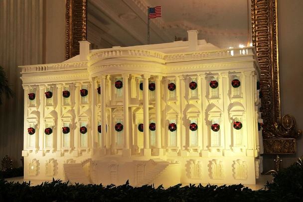 Intip Dekorasi Natal White House & Buckingham Palace
