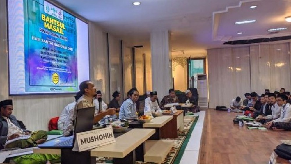 Kegiatan bahtsul masail PWNU Jatim yang antara lain membahas hukum cryptocurrency.