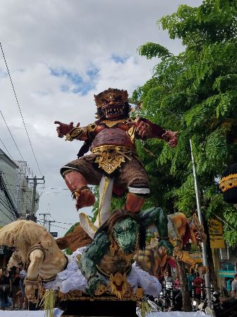 Pawai Ogoh-ogoh di Kuta Berlangsung Semarak