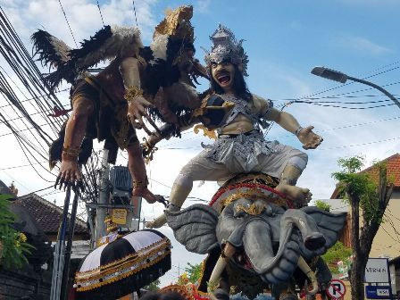Pawai Ogoh-ogoh di Kuta Berlangsung Semarak