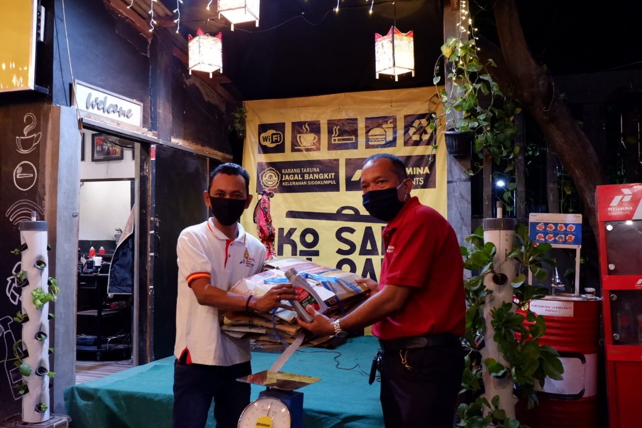 Beli Oli Mesin Cukup Barter dengan Sampah Kering?