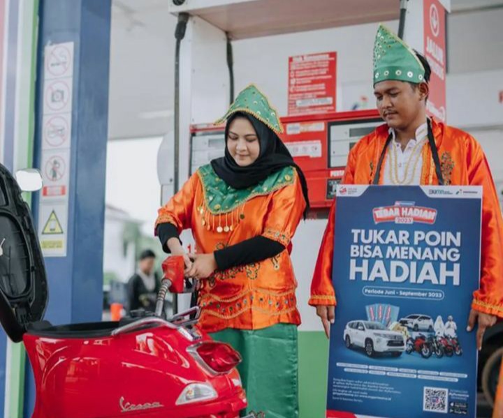 Potret Petugas SPBU Pertamina Pakai Baju Adat di Hari Lahir Pancasila