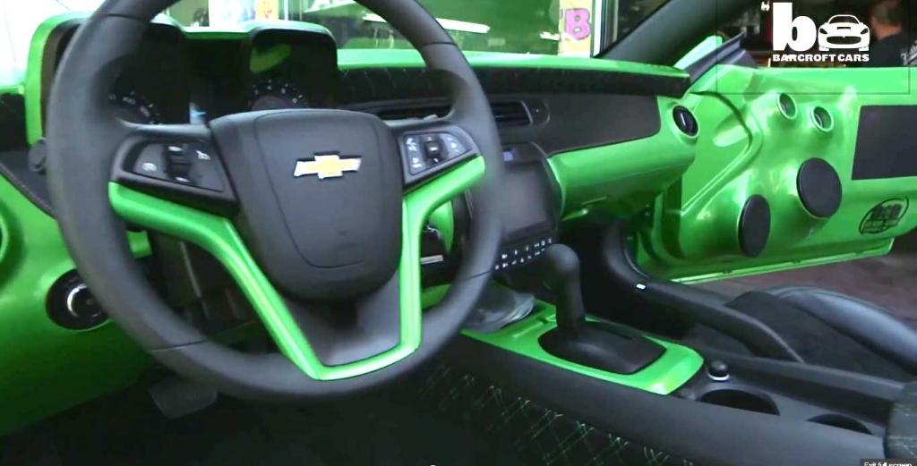 Chevrolet Camaro Berotot dengan Ban 32 Inci