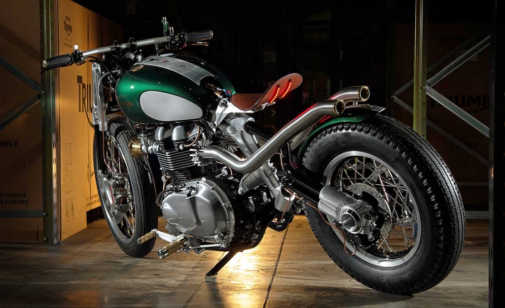 Kru Triumph Garap Bonneville jadi Bobber 
