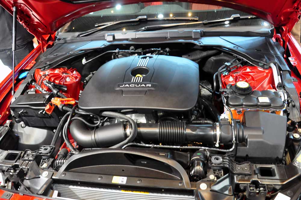 Jaguar XE, Mid-Saloon Berteknologi Pesawat Luar Angkasa