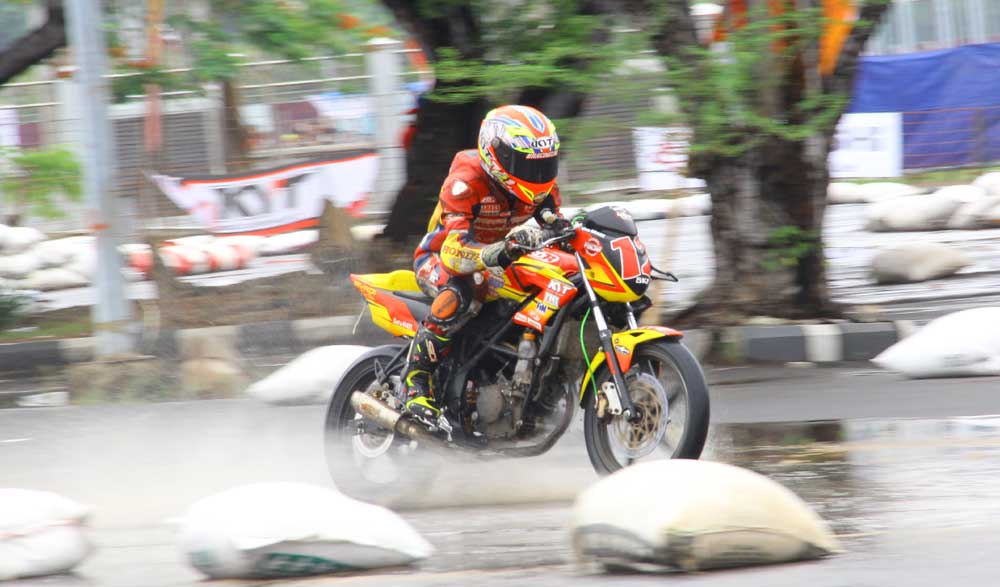 Pembalap Honda Berjibaku di Trek Basah HRC Seri Pamungkas