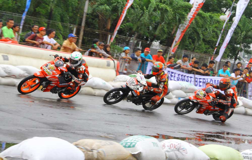 Pembalap Honda Berjibaku di Trek Basah HRC Seri Pamungkas
