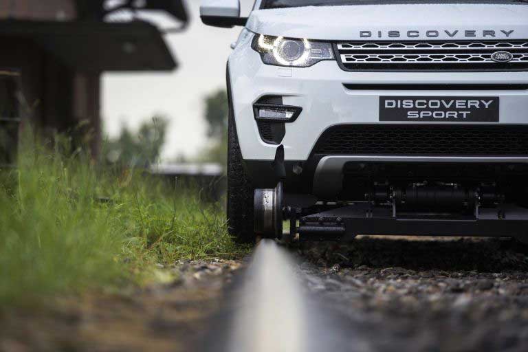 Land Rover Discovery Sanggup Tarik 3 Gerbong Kereta