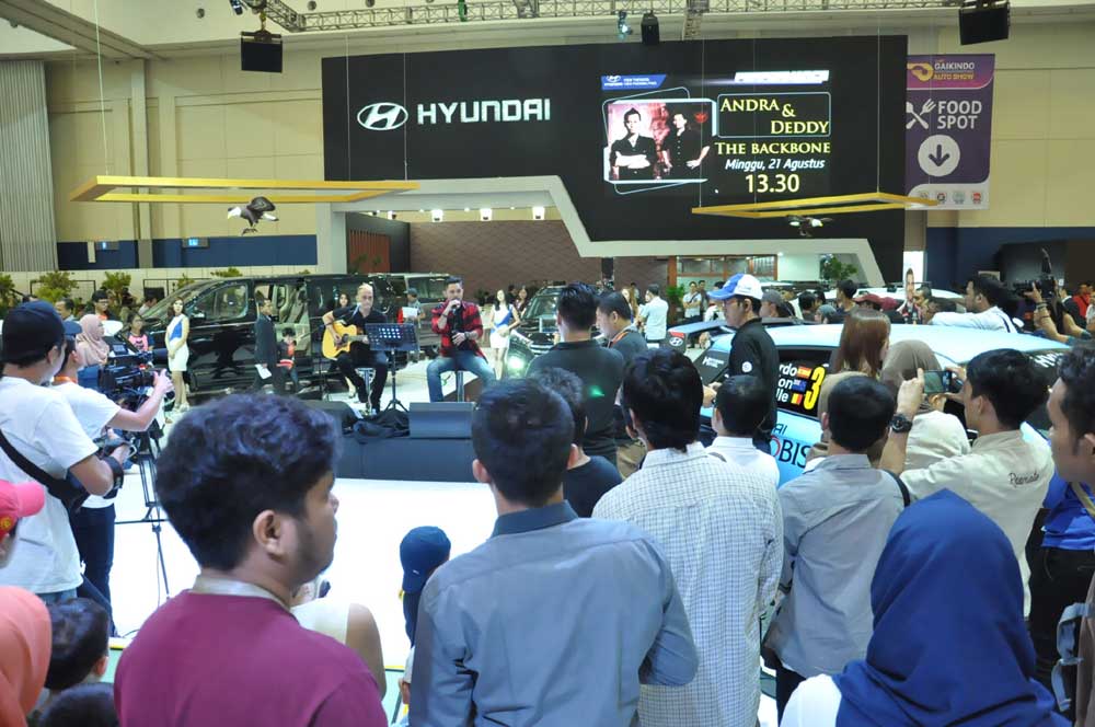 Andra & The Backbone Hibur Pengunjung <i>Booth</i> Hyundai