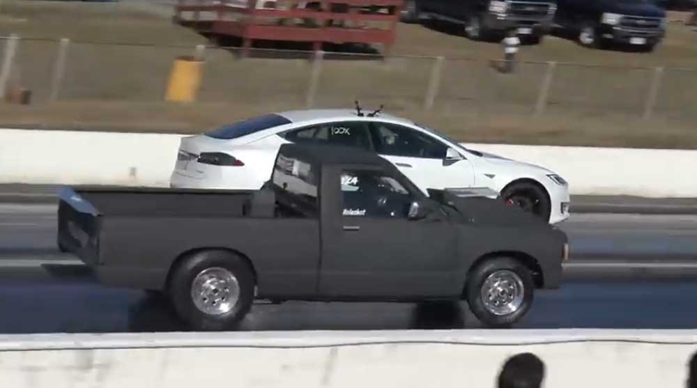 Tesla Model S P100D ini Pecundangi Mobil Spek Khusus di Lintasan Drag