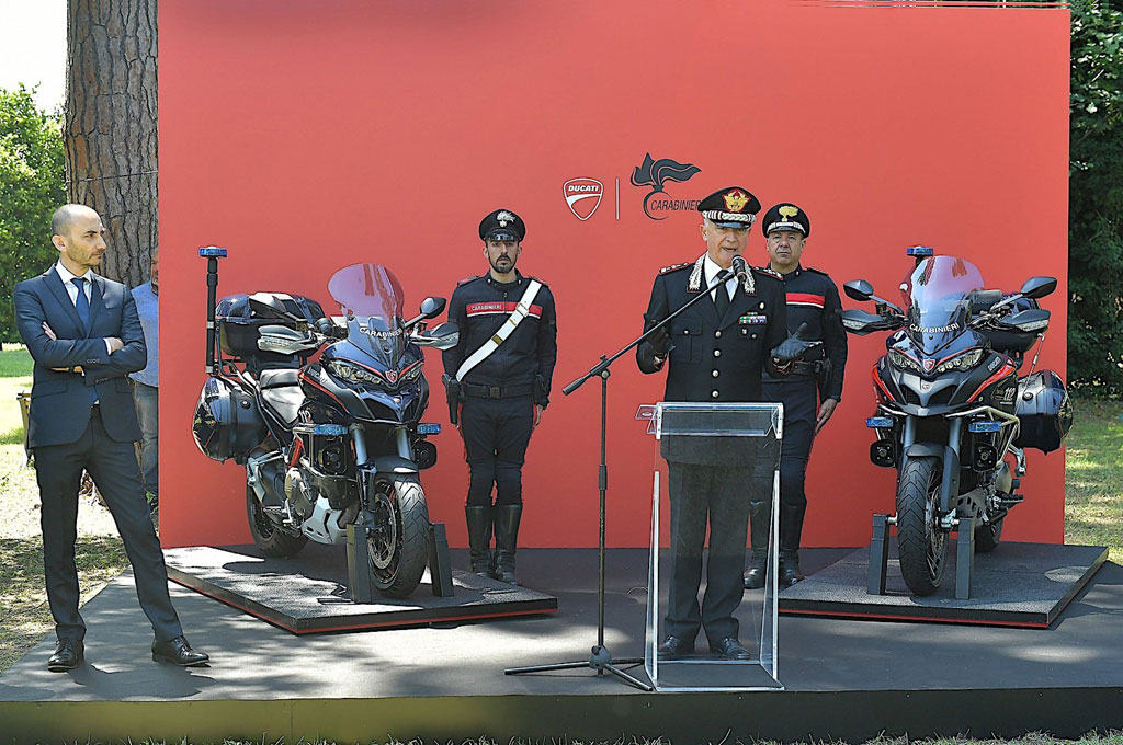 Ducati Multistrada 1200 ini, jadi Obat Ganteng Kepolisian Italia