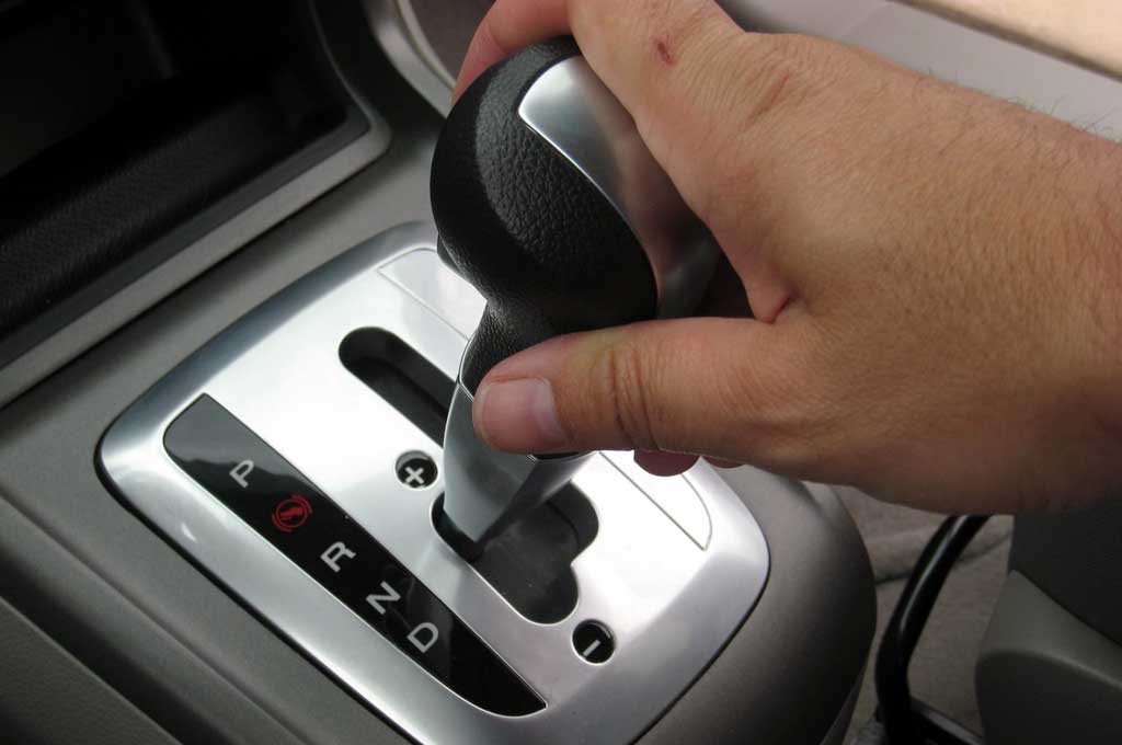 Parkir Paralel Mobil Matic, Ada Triknya Agar Kunci Bisa Dicabut