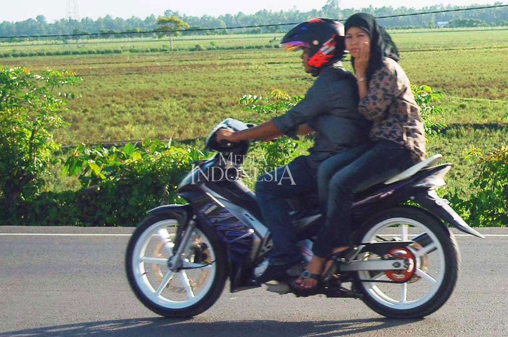 Kebiasaan Salah Wanita Saat Berboncengan