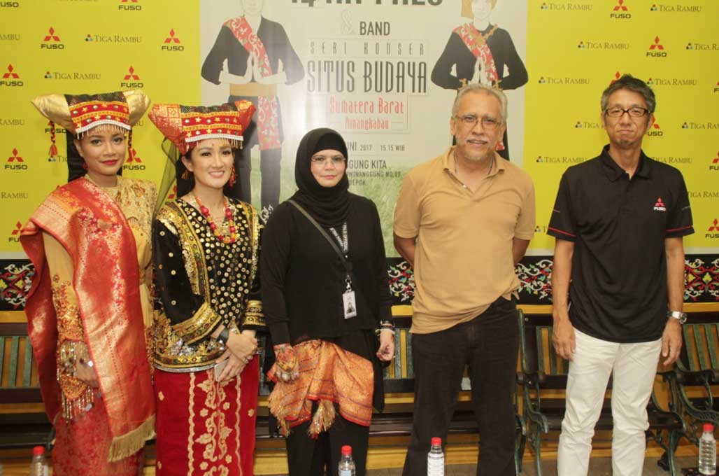 Begini Cara Iwan Fals Ngabuburit Bareng Mitsubishi Fuso