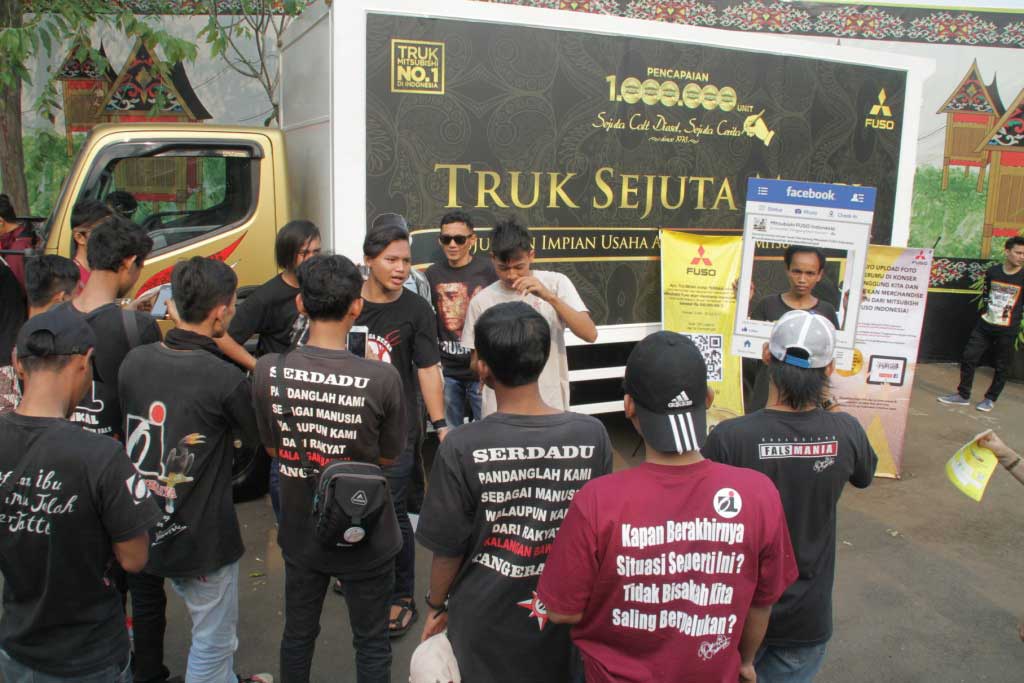 Begini Cara Iwan Fals Ngabuburit Bareng Mitsubishi Fuso