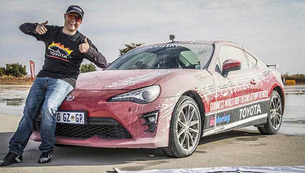 Pria Afrika Selatan Ini Pecahkan Rekor Mobil Ngepot