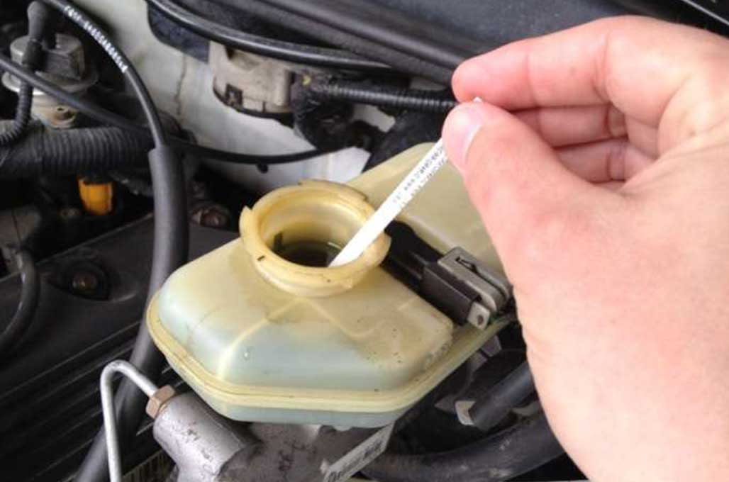 аппаратная замена тормозной жидкости. стоит ли менять тормозную жидкость. тормозная жидкость на вольво в 40. утечка тормозной жидкости. тормозная жидкость ваз 2115.