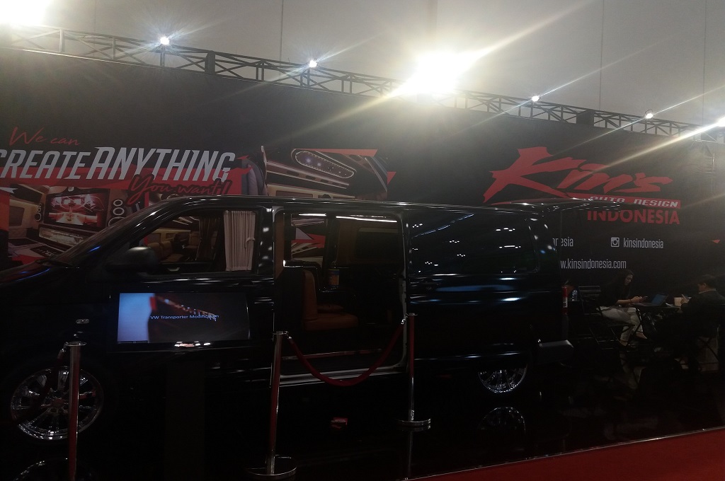 Toyota HiAce dan VW Transporter Bergaya Royal VIP Lounge