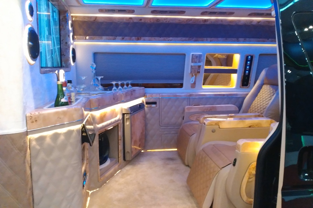 Toyota HiAce dan VW Transporter Bergaya Royal VIP Lounge