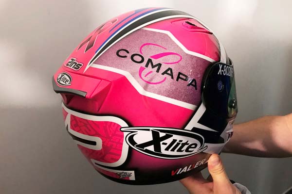 Alex Rins Peduli Kanker Payudara dengan Helm Berkelir Unik