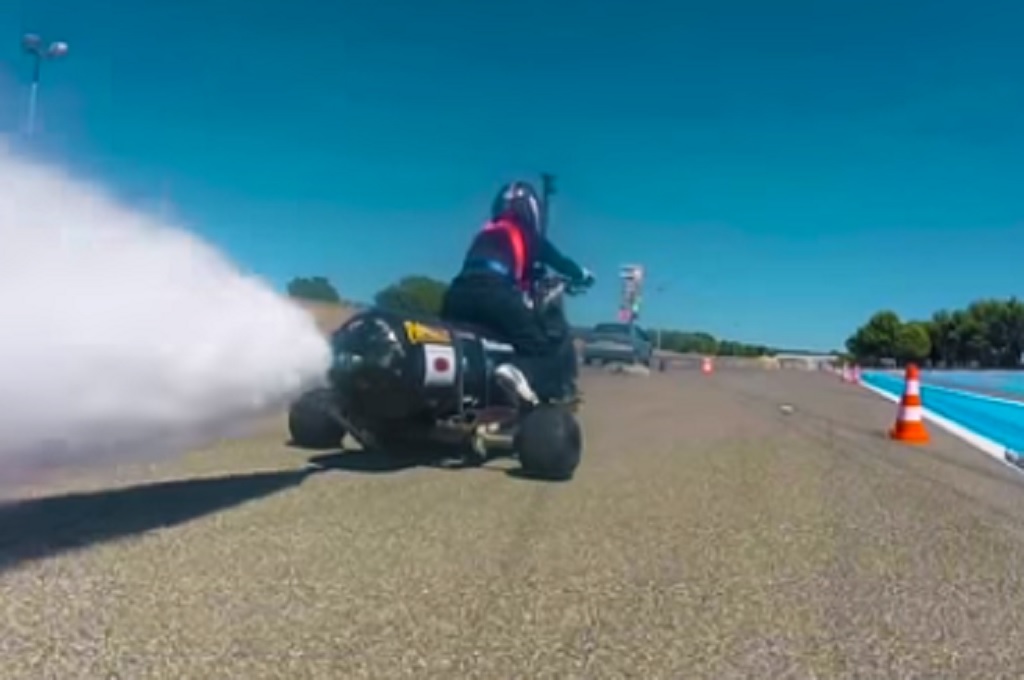Aksi Gila Francois Gissy <i>Nge-drag</i> Pakai Tangki Air