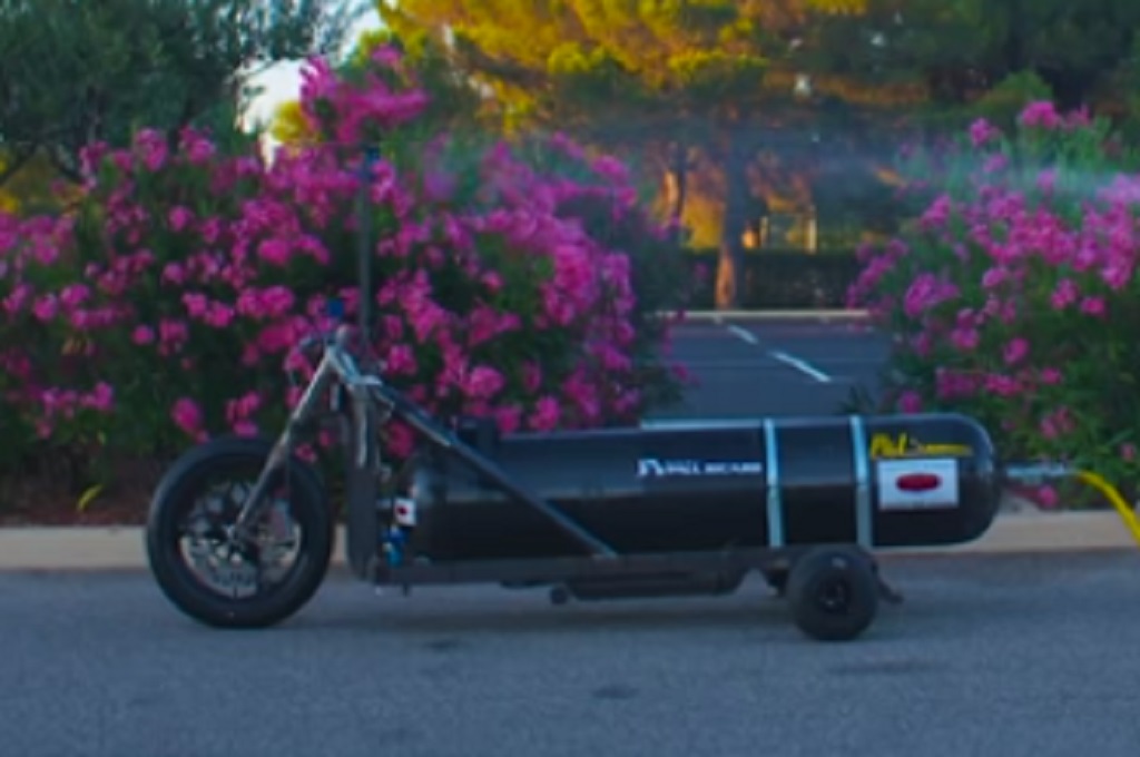 Aksi Gila Francois Gissy <i>Nge-drag</i> Pakai Tangki Air