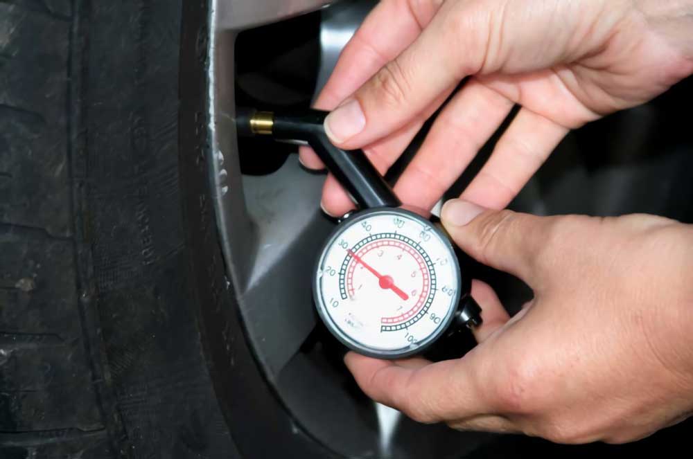 Tiga Hal Penting Saat Mengisi Angin Ban Mobil