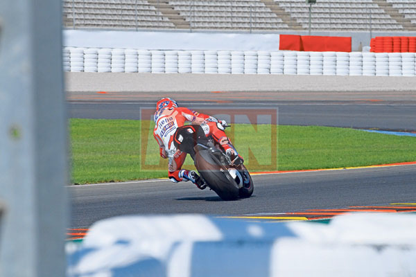 Casey Stoner Jajal Superbike Ducati Bermesin V4