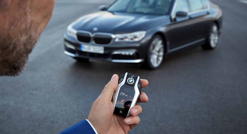 BMW Riset Kunci Mobil Terkoneksi Smartphone