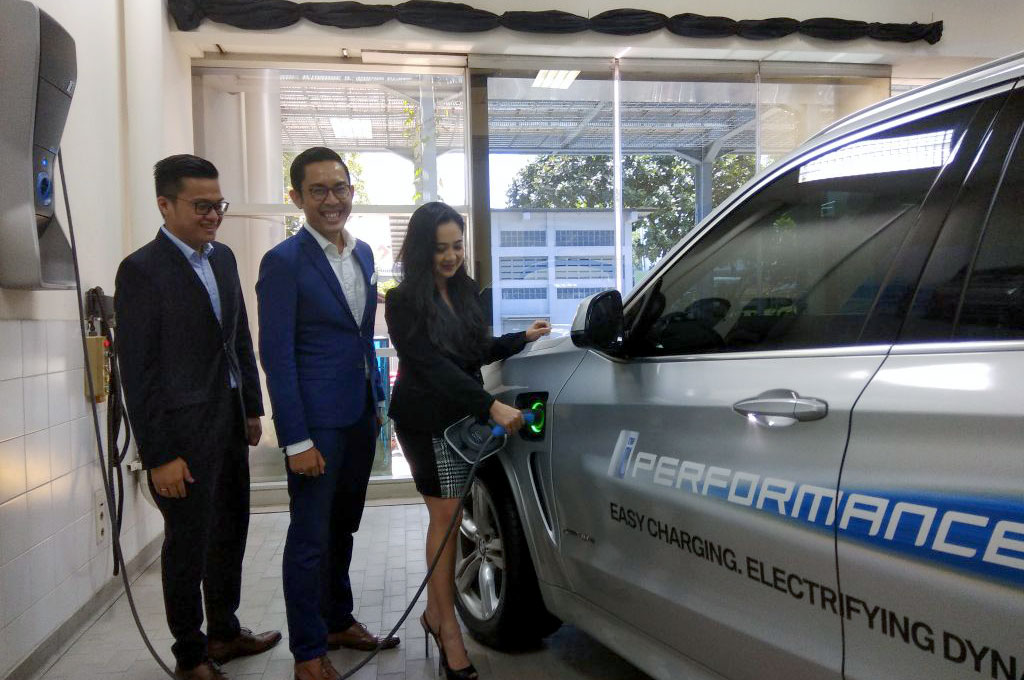 100 Tahun BMW Siap Mainkan Mobil Listrik