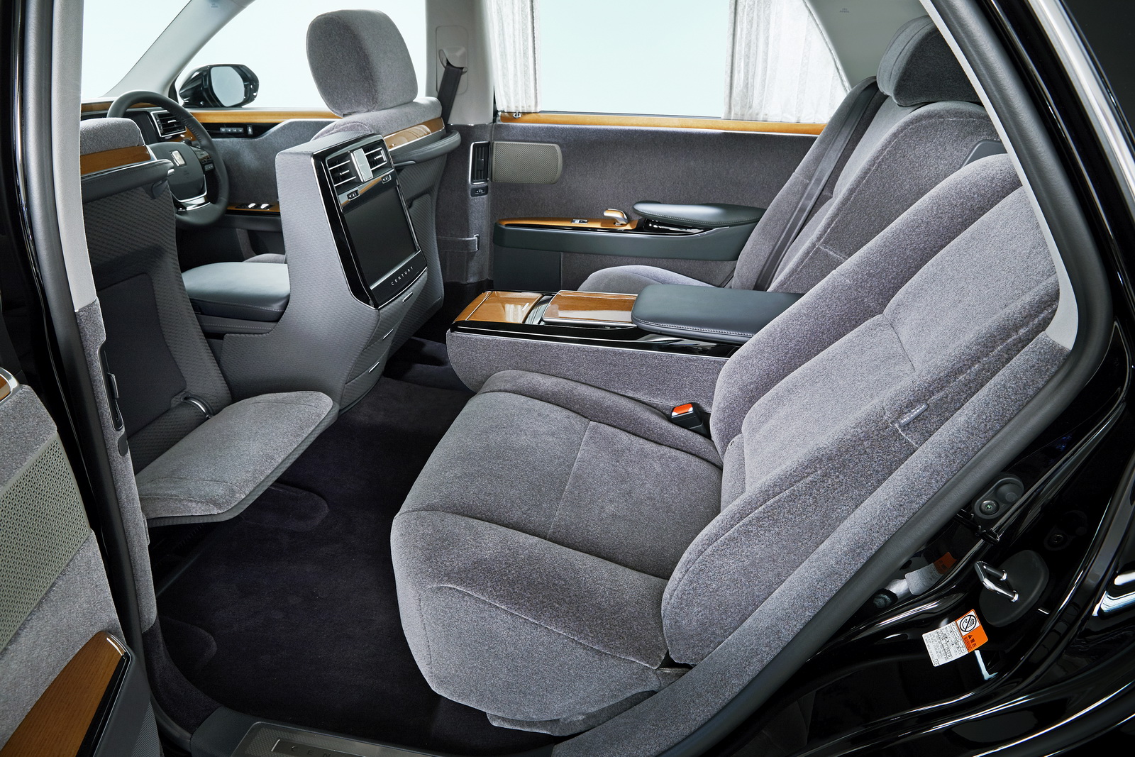 Toyota Century 2018, Tampil ala Rolls Royce