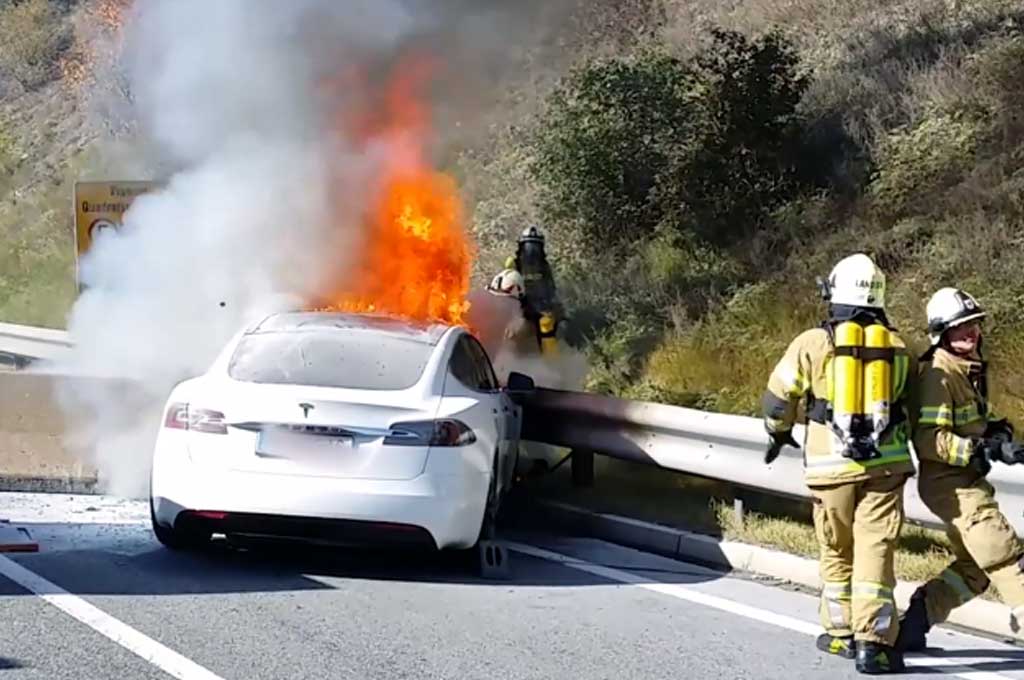 Tesla Terbakar, Arus Listrik Picu Api dari Baterai