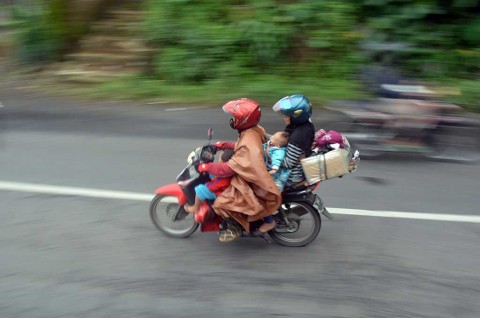 Jangan Sembarangan, Membonceng Wanita Ada Caranya!