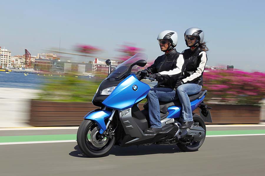 BMW Riset Skuter Baru Bermesin 400 cc