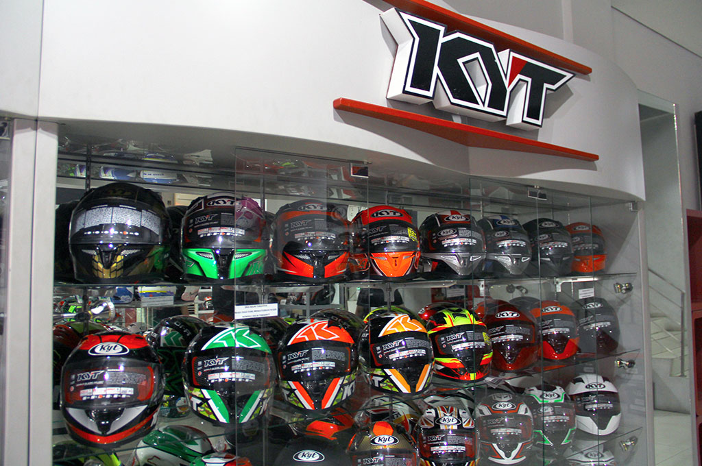 Trend Belanja Online Tak Kurangi Minat Konsumen ke Toko Helm