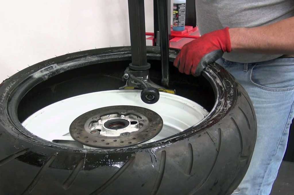 Efek Buruk Ganti Ban Motor Tanpa <i>Tyre Changer</i>