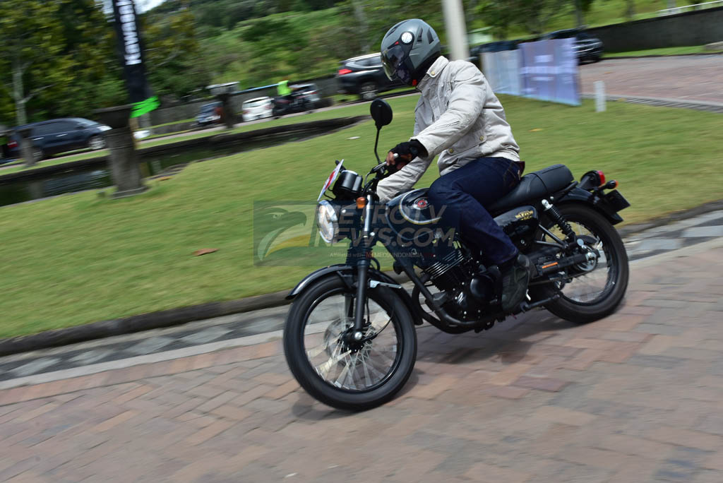 Berkendara Santai ala Kawasaki W175