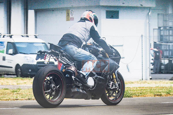Superbike Ducati Bermesin V4 Muncul Akhir Tahun Ini