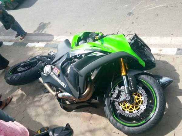 Gara-Gara Lubang Jalanan, Superbike Kawasaki Ini Terbelah Dua